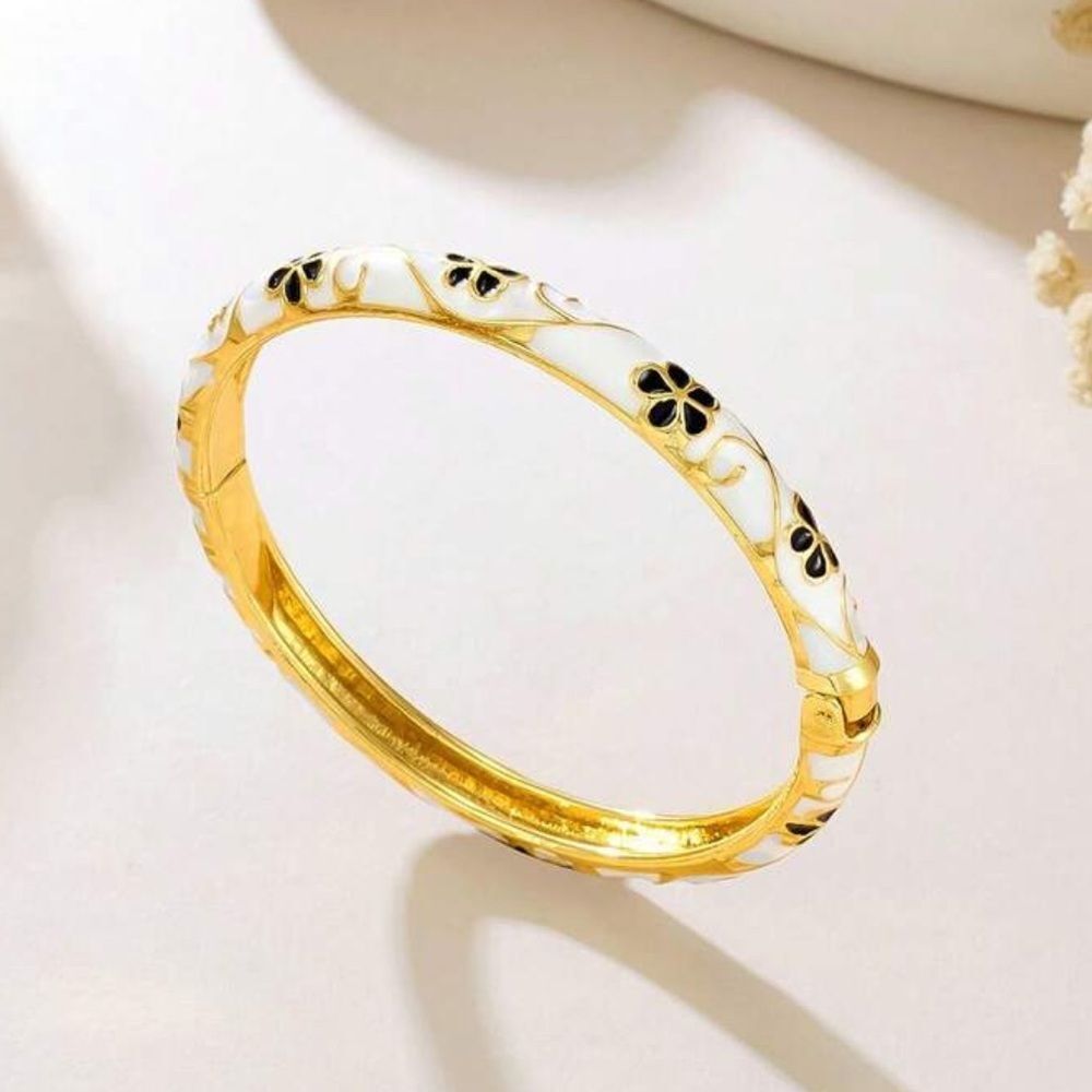 Boho White Floral Bangle Q749
